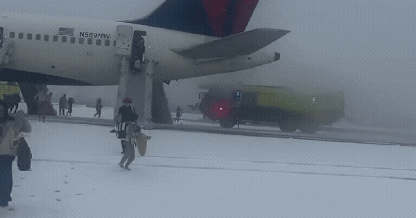 Video sốc: 200 hành khách hoảng loạn trượt cầu trượt khẩn cấp để sơ tán khỏi máy bay gặp sự cố đột ngột ban sao cua ban sao cua gia toc giau nhat the gioi 4 1736578957100758436405 1736581293154919909976gifpng