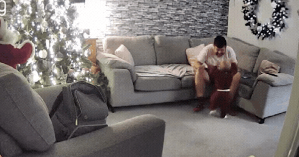 Đoạn clip 19 giây từ camera phòng khách khiến hàng triệu người xúc động: Những ai làm cha mẹ rồi mới hiểu được vì sao ban sao cua ban sao cua gia toc giau nhat the gioi 6 17362356583501002056034gifpng