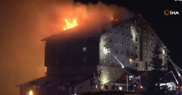 Hỏa hoạn kinh hoàng tại khách sạn 12 tầng đang có 234 khách lưu trú, nhiều người hoảng loạn nhảy xuống đất thoát thân 30 Hỏa hoạn kinh hoàng tại khách sạn 12 tầng đang có 234 khách lưu trú, nhiều người hoảng loạn nhảy xuống đất thoát thân ban sao cua ban sao cua gia toc giau nhat the gioi 9 1737453092511371444263gifpng