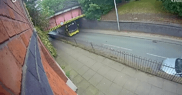 Xe buýt 2 tầng va đập vào cầu, hành khách văng ra ngoài: Video kinh hoàng được công bố ban sao cua gia toc giau nhat the gioi 11 1753246607600801436302gifpng