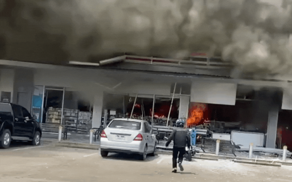 Cửa hàng 7-Eleven ở Thái Lan nghi bị trúng hoả lực, thi thể 2 học sinh thiệt mạng được tìm thấy trong đống đổ nát, nhiều người bị thương- Ảnh 1.