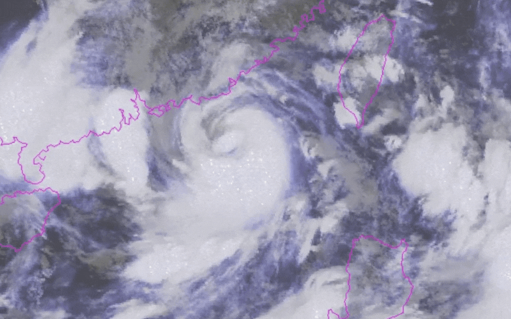 Bão Wipha hiện đang ở đâu? Nhiều nơi “căng mình” trước cơn bão dữ dội, chuyến bay bị hoãn, người dân được khuyến cáo ở trong nhà- Ảnh 1.