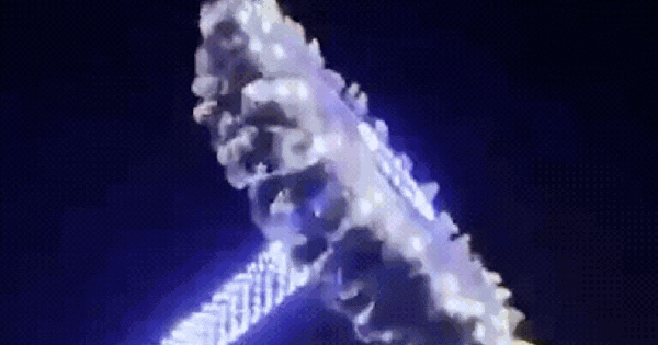 Kinh hoàng khoảnh khắc vòng quay 360 độ bất ngờ gãy làm đôi giữa không trung ban sao cua gia toc giau nhat the gioi 23 1754022198183314581424gifpng