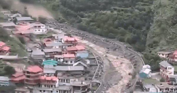 Khoảnh khắc “bức tường nước” đổ ập quét sạch một thị trấn, cuốn trôi nhà cửa, hàng trăm người mất tích trong chốc lát ban sao cua gia toc giau nhat the gioi 24 1754450187284106371315 1754450603231 17544506044721844829517 0 0 477 764 crop 17544506296101372019117gifpng