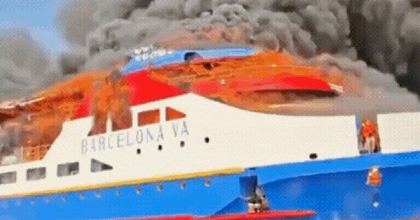 Hành khách nhảy xuống biển để thoát thân khỏi con tàu đang bốc cháy ngùn ngụt, tiếng la hét khắp nơi ban sao cua gia toc giau nhat the gioi 3 17530132630651981885312gifpng