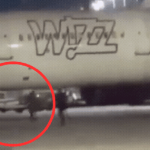 Đến chậm giờ, hành khách chạy đuổi theo máy bay đòi vào bằng được ban sao cua gia toc giau nhat the gioi 4 17641406601942145464917gifpng