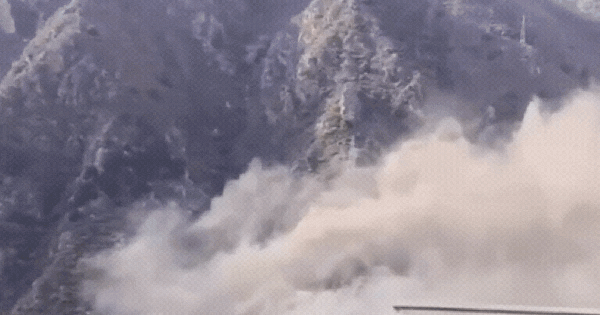 Khoảnh khắc cầu sập kinh hoàng chỉ vài tháng sau khi hoàn thành ban sao cua gia toc giau nhat the gioi 6 17629201192782047111175gifpng