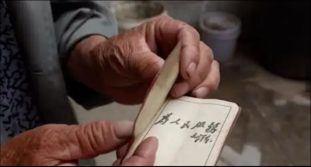 Cảnh sát yêu cầu, cụ ông 72 tuổi xuất trình bằng lái viết tay, nào ngờ sau khi xem anh nói: Mời ông đi!- Ảnh 2.