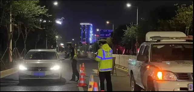 Cảnh sát yêu cầu, cụ ông 72 tuổi xuất trình bằng lái viết tay, nào ngờ sau khi xem anh nói: Mời ông đi!- Ảnh 1.