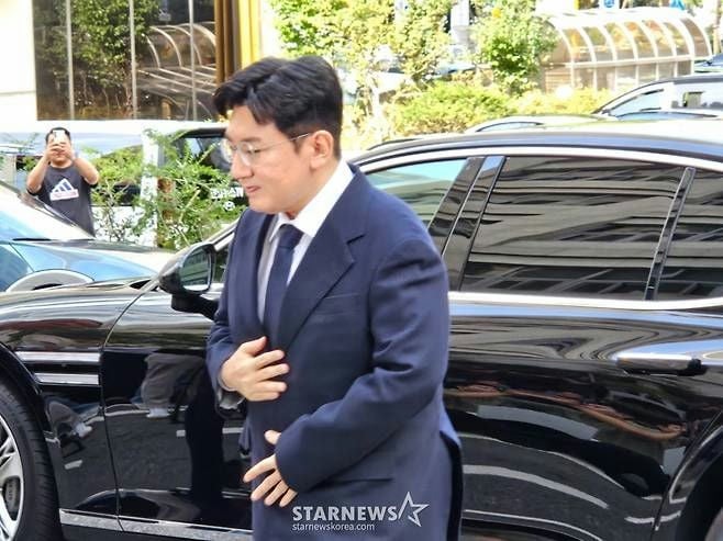 "Cha đẻ BTS" trình diện cảnh sát, thái độ ra sao khi đối mặt với án chung thân? bang si hyuk police investigatio 1757905944729308921860 1757909988985 17579099901871047818036