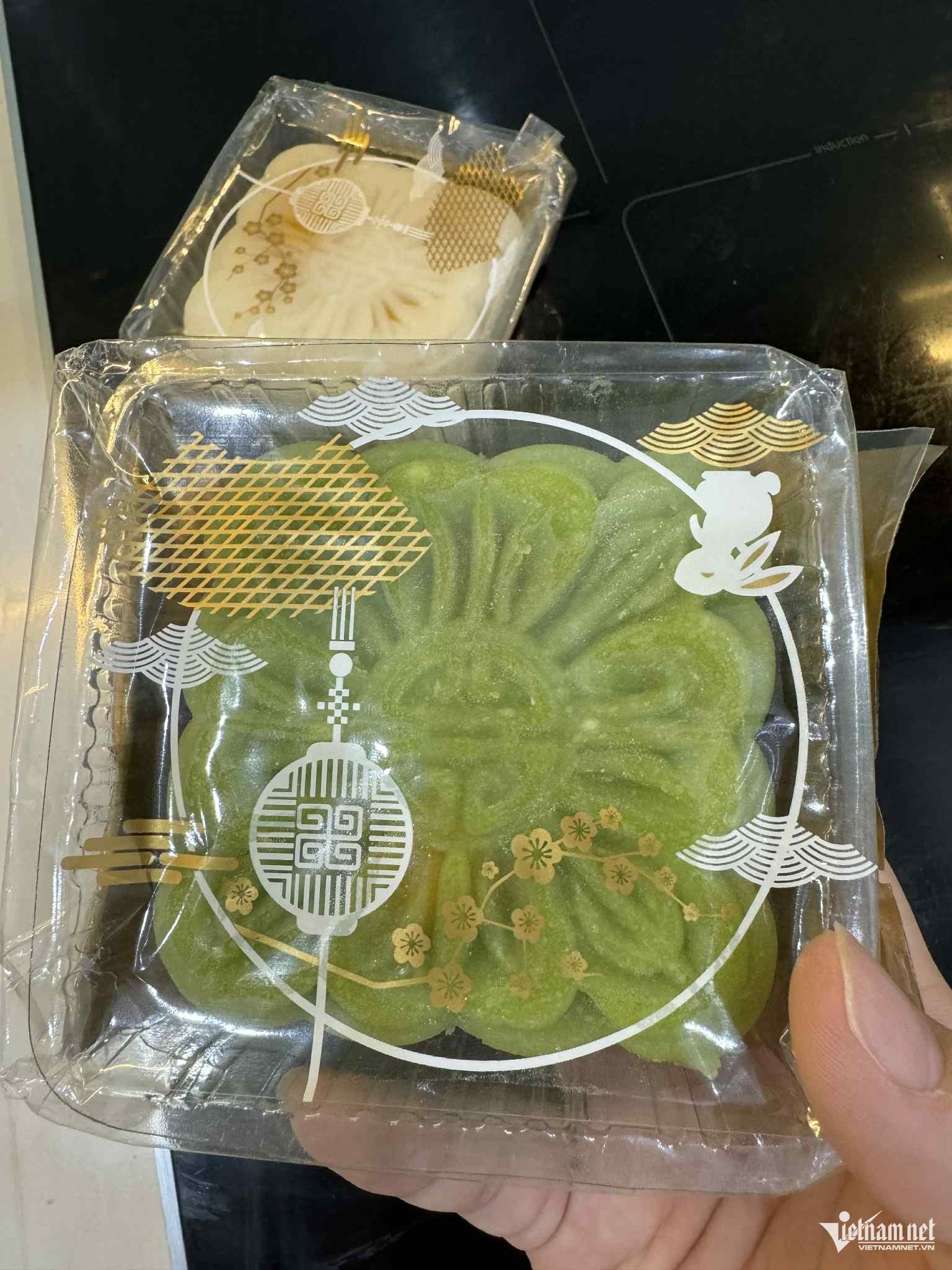 banh-lam-2-1759626344-29-width1536height2048 Tự làm bánh Trung thu gửi biếu, con dâu sững sờ khi biết gia đình chồng đem vứt, không ăn. Ảnh minh họa