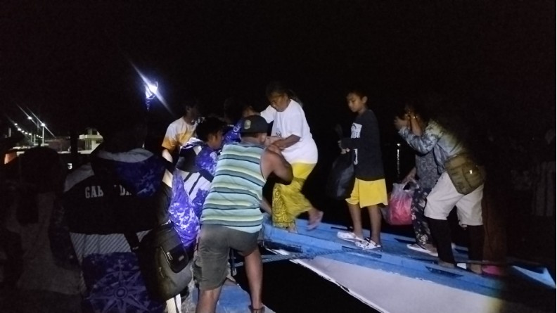 Bão Kalmaegi tàn phá: Gió giật 205 km/h, hàng nghìn người sơ tán, có nơi dân phải chui hang đá tránh nạn- Ảnh 4.