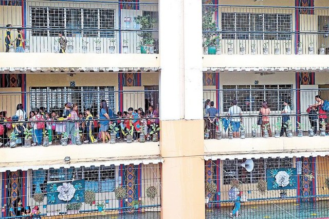 Bão Wipha di chuyển về phía Philippines khiến gần 100.000 người ảnh hưởng, Hong Kong dự kiến nâng mức cảnh báo- Ảnh 2.