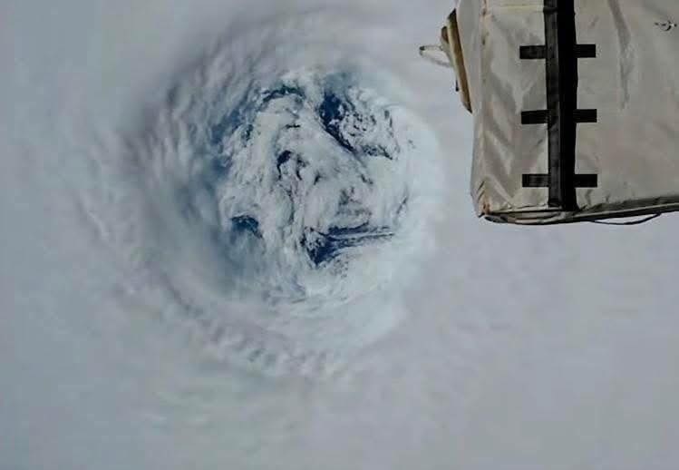 Mắt siêu bão Ragasa nhìn từ vũ trụ: Hình ảnh khiến cả thế giới lo lắng- Ảnh 3.