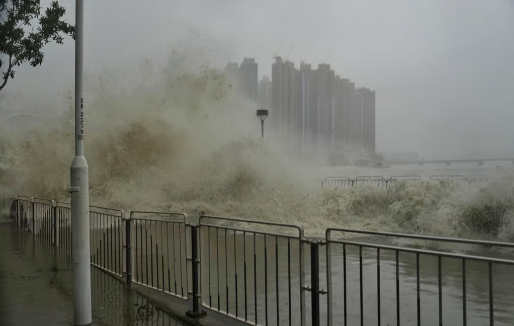 Ảnh hiếm siêu bão Ragasa từ vũ trụ: Cảnh tượng dữ dội như nuốt chửng Trái Đất, phi hành gia ISS nghẹt thở- Ảnh 8. Ảnh hiếm siêu bão Ragasa từ vũ trụ: Cảnh tượng dữ dội như nuốt chửng Trái Đất, phi hành gia ISS nghẹt thở- Ảnh 8.