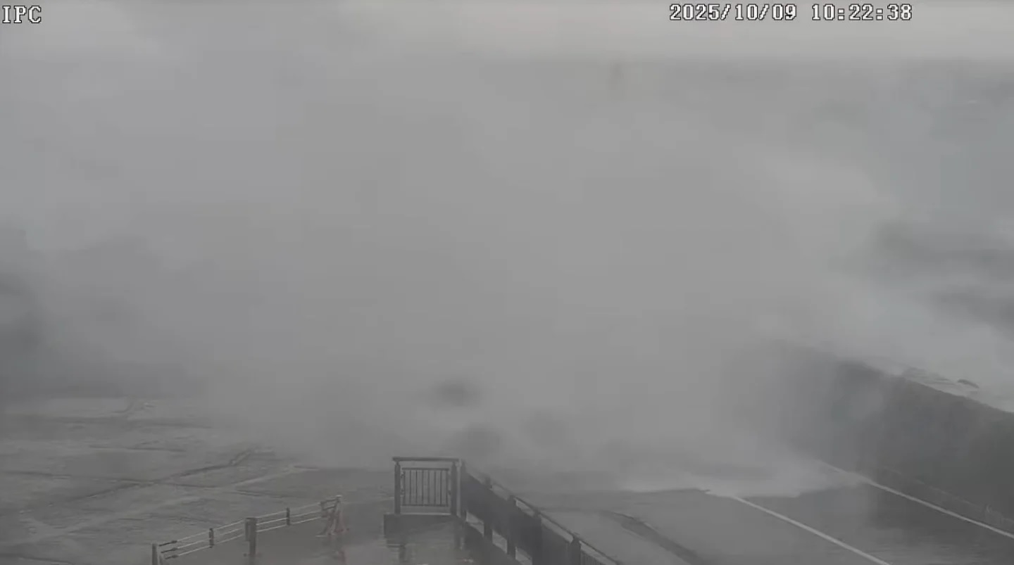 Bão Hạ Long gây lũ lụt kỷ lục, kích hoạt mưa tuyết bất thường- Ảnh 2.