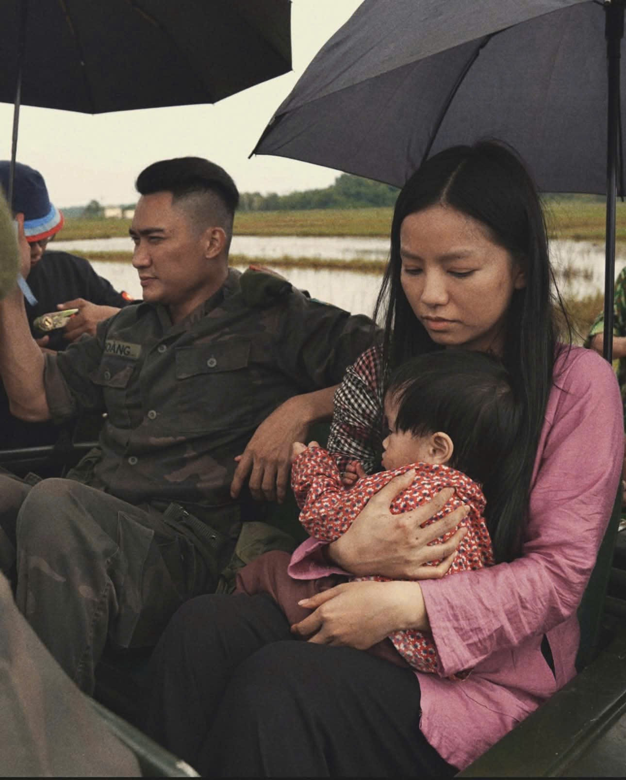 Em bé 2 tuổi ngồi khóc thét bên thi thể mẹ trong Mưa Đỏ- Ảnh 2.