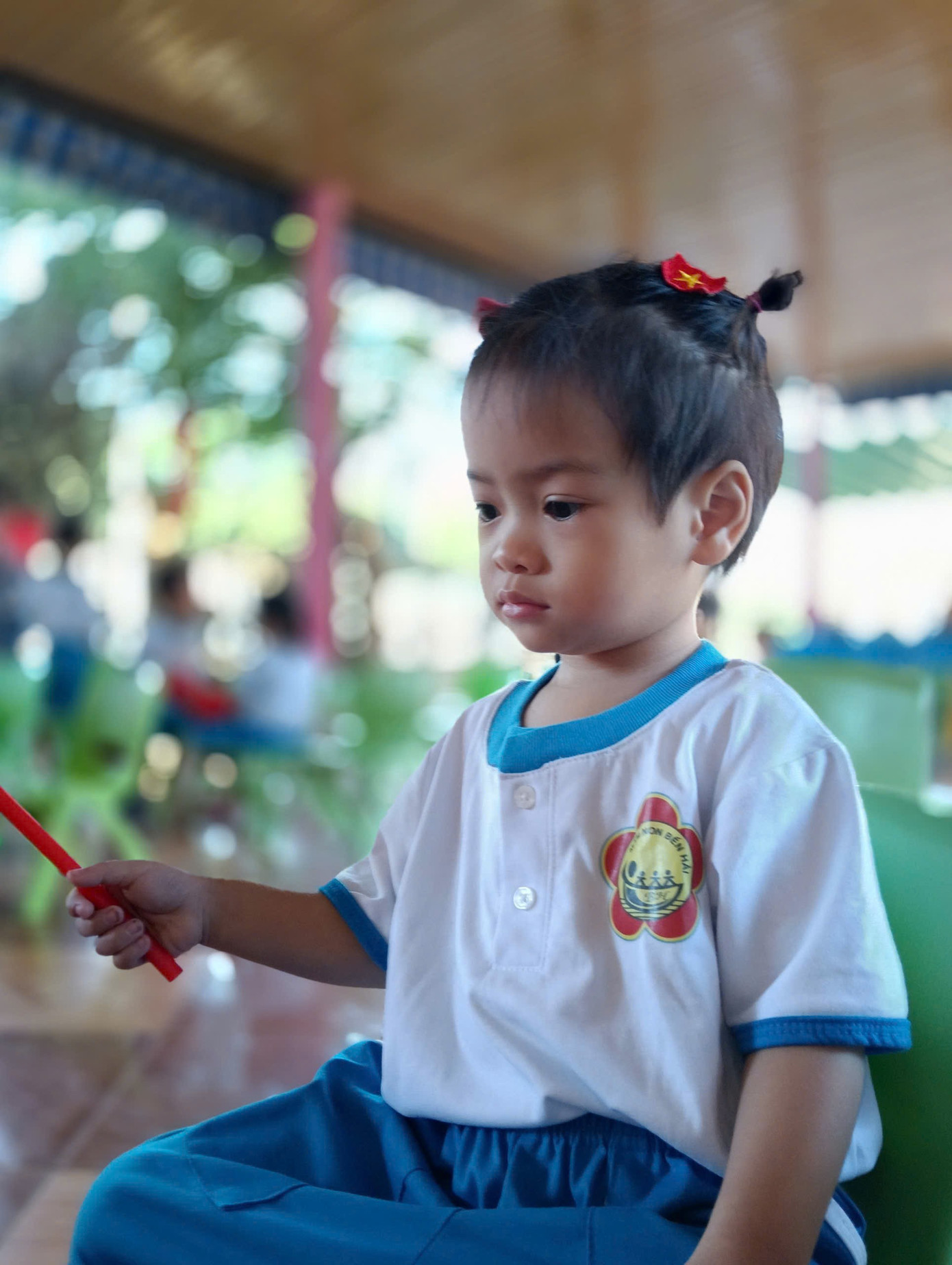 Em bé 2 tuổi ngồi khóc thét bên thi thể mẹ trong Mưa Đỏ- Ảnh 5.