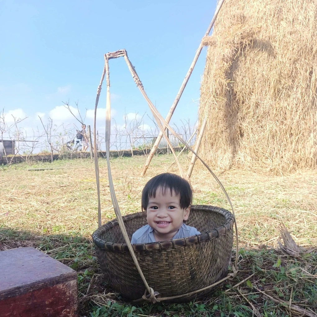 Em bé 2 tuổi ngồi khóc thét bên thi thể mẹ trong Mưa Đỏ- Ảnh 1.