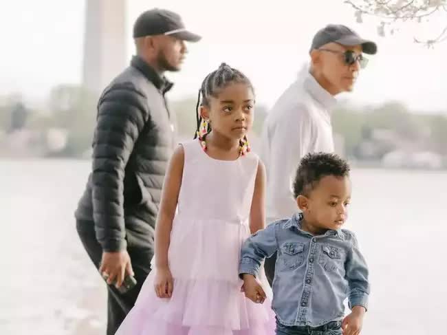 Phóng to bức ảnh chụp khi đi du lịch, cả gia đình sốc khi phát hiện danh tính của người đàn ông đi lướt ngang qua- Ảnh 2.