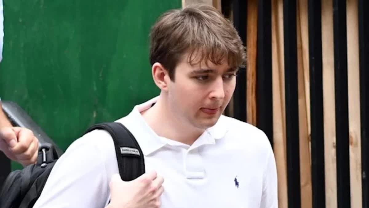 Đệ nhất công tử nước Mỹ Barron Trump gây sốc với diện mạo mới khó nhận ra- Ảnh 1.