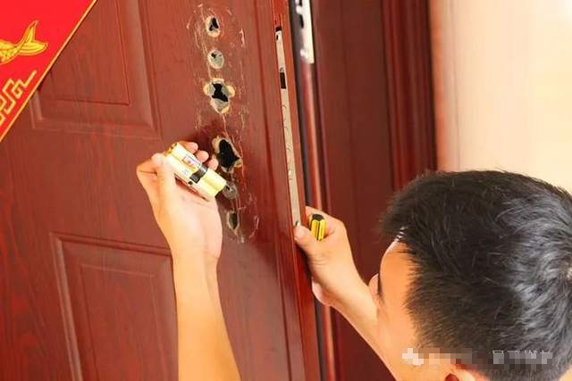 Chi 4,4 tỷ đồng mua nhà, người đàn ông ngỡ ngàng khi có người lạ sống bên trong, 6 lần thay khóa vẫn bị phá, còn bị yêu cầu bồi thường 350 triệu đồng mới thôi- Ảnh 1. Chi 4,4 tỷ đồng mua nhà, người đàn ông ngỡ ngàng khi có người lạ sống bên trong, 6 lần thay khóa vẫn bị phá, còn bị yêu cầu bồi thường 350 triệu đồng mới thôi- Ảnh 1.