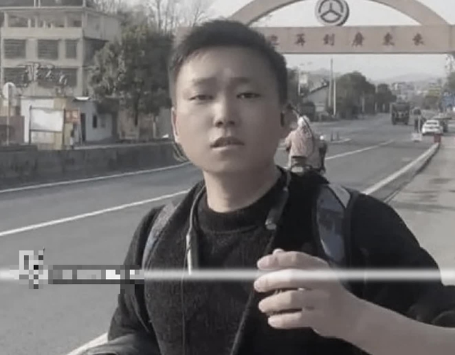 Chấn động hành trình đi bộ hơn 650km về quê ăn Tết của người đàn ông 32 tuổi: Lý do phía sau gây ngỡ ngàng!- Ảnh 1. Chấn động hành trình đi bộ hơn 650km về quê ăn Tết của người đàn ông 32 tuổi: Lý do phía sau gây ngỡ ngàng!- Ảnh 1.