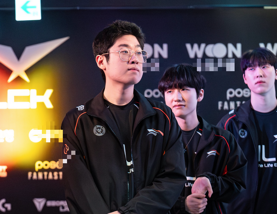 Liên tiếp hạ gục T1 và Gen.G, Zeus vẫn lộ vẻ không vui- Ảnh 2. Liên tiếp hạ gục T1 và Gen.G, Zeus vẫn lộ vẻ không vui- Ảnh 2.