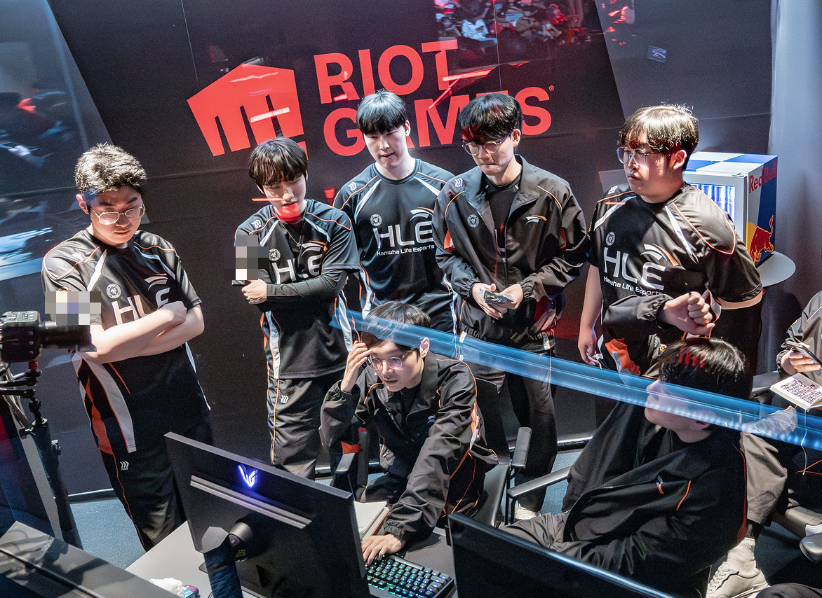 Liên tiếp hạ gục T1 và Gen.G, Zeus vẫn lộ vẻ không vui- Ảnh 3. Liên tiếp hạ gục T1 và Gen.G, Zeus vẫn lộ vẻ không vui- Ảnh 3.