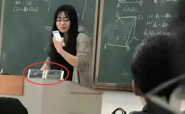 Chơi game trong lớp, nữ giáo viên xinh đẹp “chơi chiêu” cao tay khiến học sinh “nhìn nhân vật mà lệ tuôn rơi”- Ảnh 1. Chơi game trong lớp, nữ giáo viên xinh đẹp “chơi chiêu” cao tay khiến học sinh “nhìn nhân vật mà lệ tuôn rơi”- Ảnh 1.