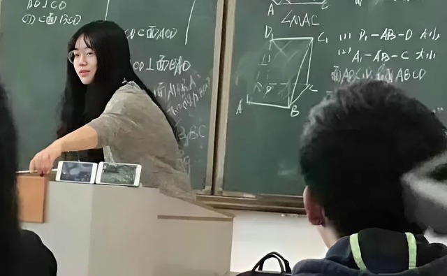 Chơi game trong lớp, nữ giáo viên xinh đẹp “chơi chiêu” cao tay khiến học sinh “nhìn nhân vật mà lệ tuôn rơi”- Ảnh 2. Chơi game trong lớp, nữ giáo viên xinh đẹp “chơi chiêu” cao tay khiến học sinh “nhìn nhân vật mà lệ tuôn rơi”- Ảnh 2.