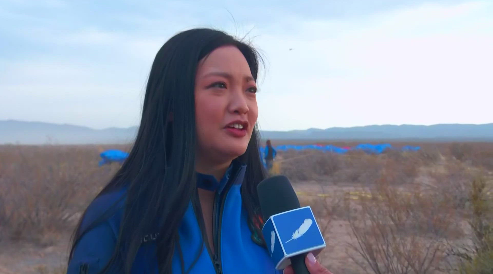 Bất ngờ trước 4 chữ tiếng Việt phát ra trong con tàu vũ trụ vừa đưa 6 người phụ nữ ra ngoài không gian- Ảnh 2. Bất ngờ trước 4 chữ tiếng Việt phát ra trong con tàu vũ trụ vừa đưa 6 người phụ nữ ra ngoài không gian- Ảnh 2.