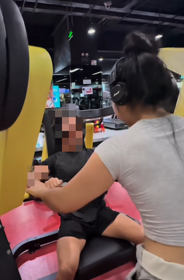 Bất chấp chỉ trích nối dài, nữ gymer vẫn phớt lờ, cố tình diện trang phục không phù hợp gây tranh cãi- Ảnh 5. Bất chấp chỉ trích nối dài, nữ gymer vẫn phớt lờ, cố tình diện trang phục không phù hợp gây tranh cãi- Ảnh 5.