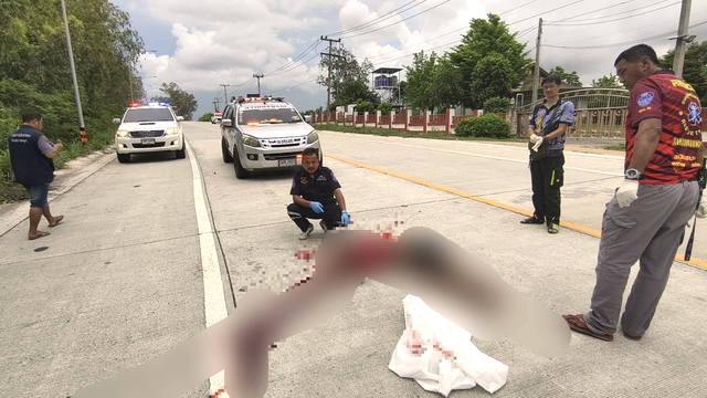 Đang lái xe thì có người đàn ông bất ngờ lao ra đường, tài xế tránh được nhưng quay lại thấy cảnh ám ảnh- Ảnh 2.