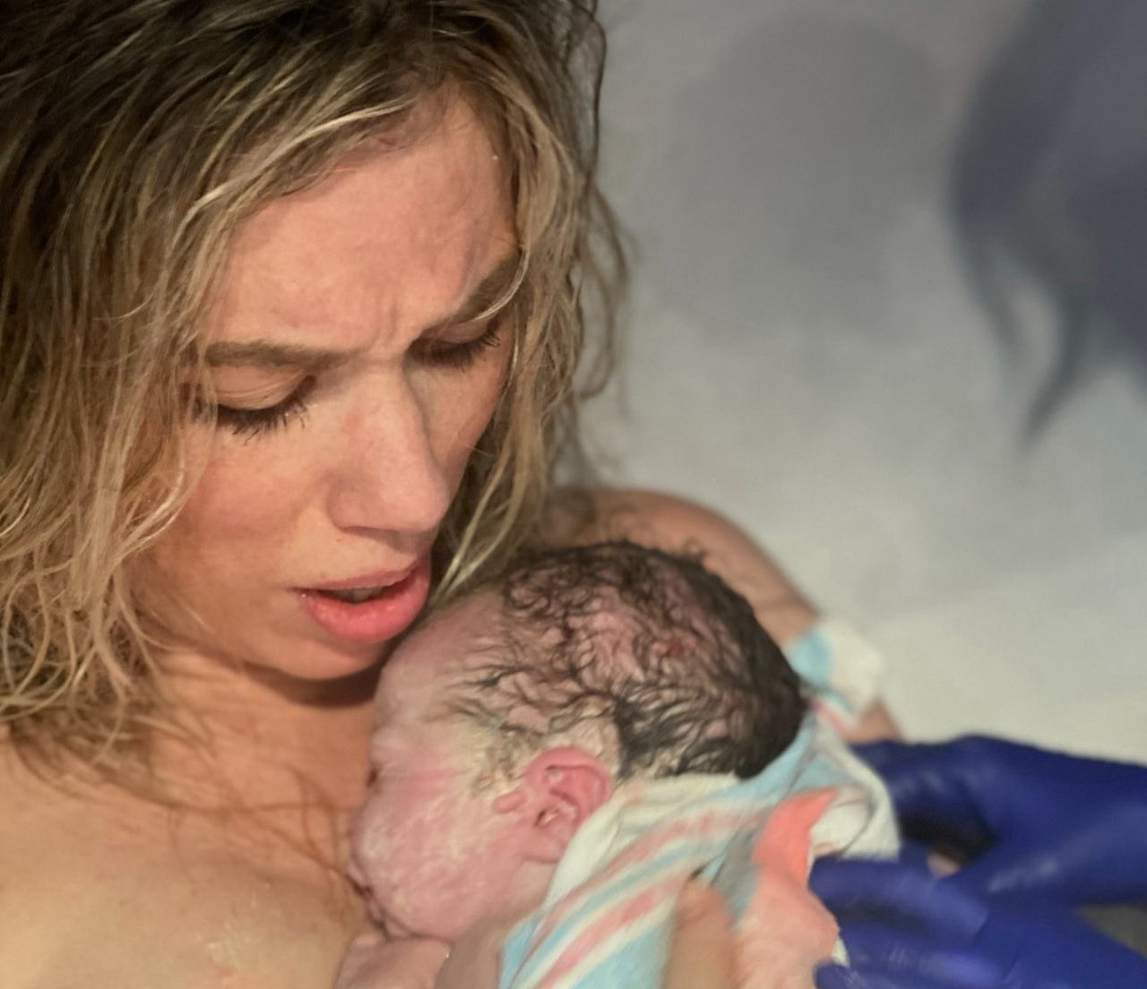 Nữ diễn viên gây sốc khi công khai bộ ảnh cận cảnh khoảnh khắc sinh con: Lột tả tất cả những gì đau đớn và hạnh phúc nhất của người làm mẹ- Ảnh 2.