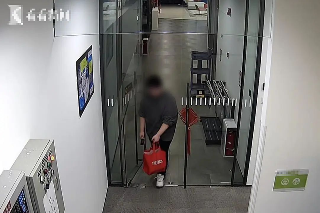 Nam thanh niên ăn trộm gần 200 máy tính bảng của công ty để