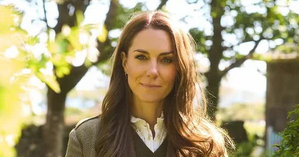 Khoảnh khắc "dạo bước dưới nắng" hé lộ một khía cạnh khác lạ của Vương phi Kate base64 174860963690835922554 1748738323455 17487383235711687872113 319 0 814 792 crop 17487383408232046579190jpeg