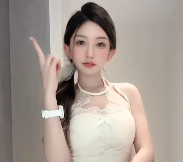 Nữ streamer khiến người xem bức xúc với hành động trên livestream- Ảnh 1.