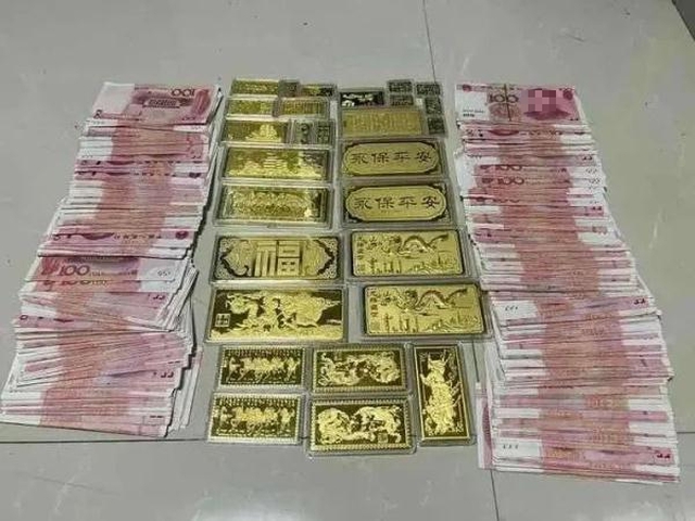 Tịch thu 5,6 kg vàng, 700 triệu đồng tiền mặt và hàng xa xỉ tại nhà trọ, bãi đỗ xe- Ảnh 3.