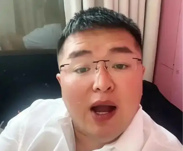 Cãi nhau với fan trên live, nam streamer đột ngột qua đời- Ảnh 1. Cãi nhau với fan trên live, nam streamer đột ngột qua đời- Ảnh 1.