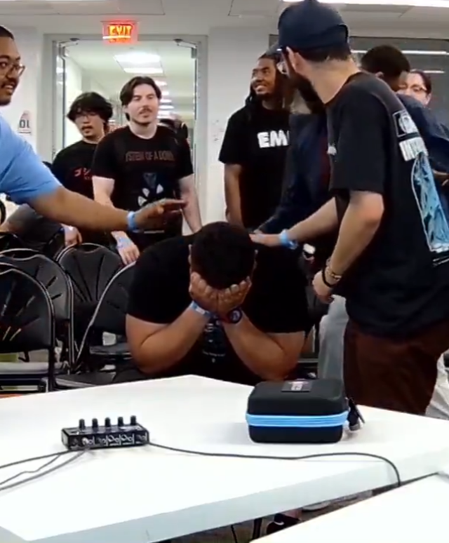 Vô địch giải đấu, nam game thủ quá phấn khích, Vô địch giải đấu, nam game thủ quá phấn khích,