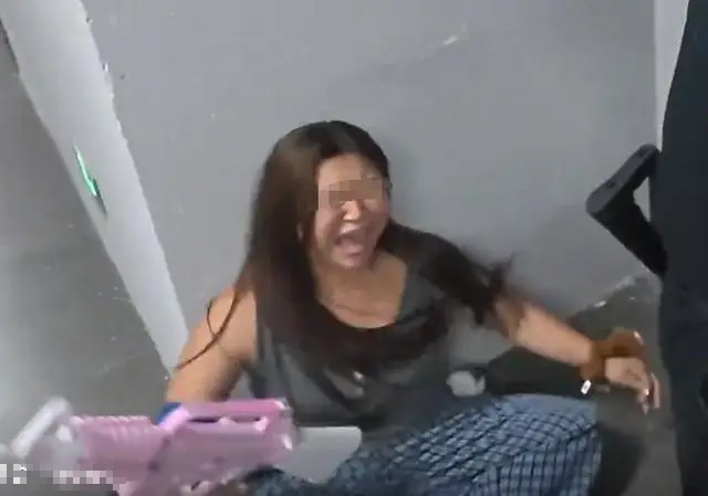 Chơi game thua, cô gái lao vào tương tác đối thủ, vừa đánh vừa