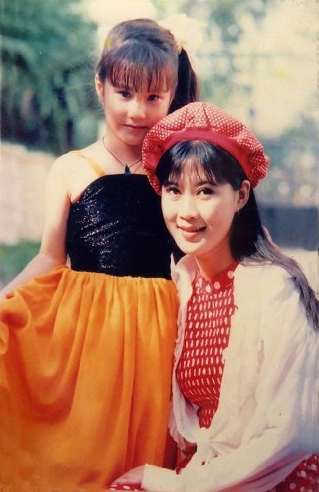 Bé gái chụp cùng Bé gái chụp cùng