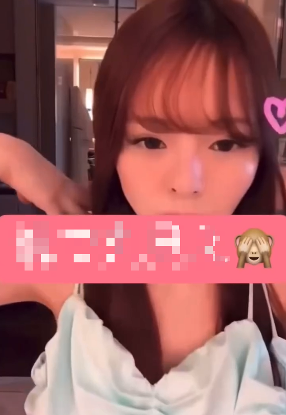 Vô tình lọt vào camera, chiếc gương phản chủ khiến hot girl hối hận- Ảnh 1. Vô tình lọt vào camera, chiếc gương phản chủ khiến hot girl hối hận- Ảnh 1.