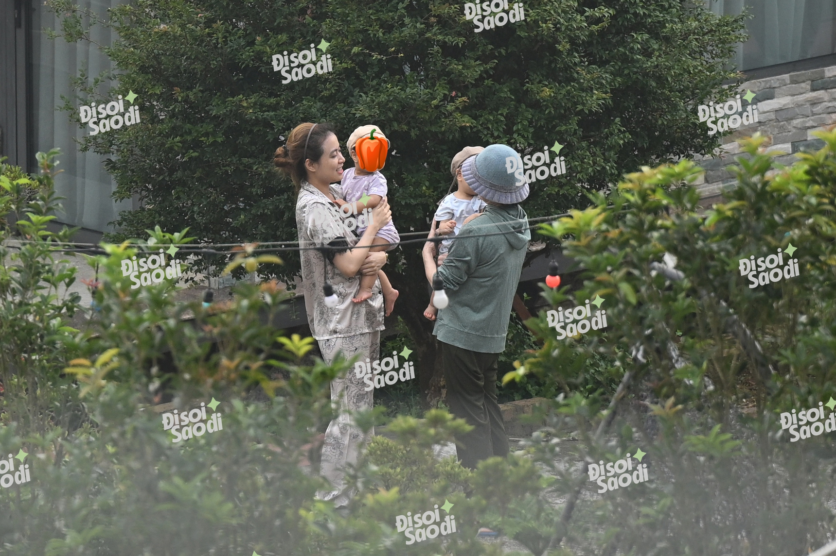 ĐỘC QUYỀN: Hoàng Thuỳ Linh - Đen Vâu và hai em bé song sinh ở quê nhà Tam Đảo- Ảnh 12. ĐỘC QUYỀN: Hoàng Thuỳ Linh - Đen Vâu và hai em bé song sinh ở quê nhà Tam Đảo- Ảnh 12.