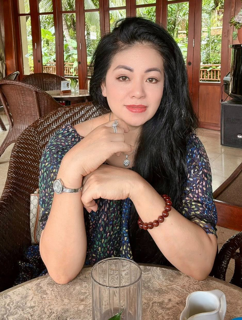 "Nữ hoàng nhạc đỏ" là mẹ đơn thân, một mình nuôi 4 con, U50 đẹp đằm thắm, không phụ thuộc đàn ông base64 1756893447690608251159 1756918075177 1756918075632633790576