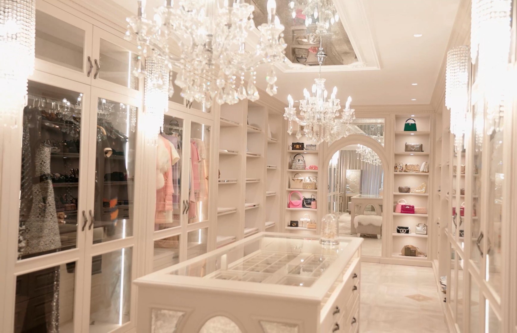 Mỹ nhân Việt U40 được chồng đại gia tặng biệt thự 100 tỷ ở TP.HCM, chuyển 24 tỷ tiêu vặt, chiều như em bé- Ảnh 12. Mỹ nhân Việt U40 được chồng đại gia tặng biệt thự 100 tỷ ở TP.HCM, chuyển 24 tỷ tiêu vặt, chiều như em bé- Ảnh 12.