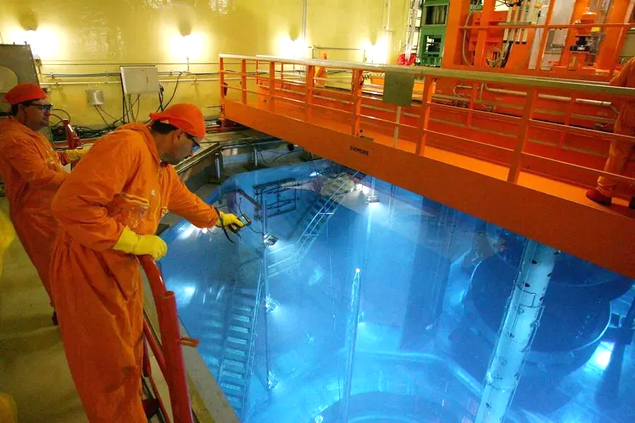 Công nhân rơi xuống khoang nước trong lò hạt nhân, uống phải thứ nguy hiểm: Kết quả đo đáng sợ- Ảnh 1.