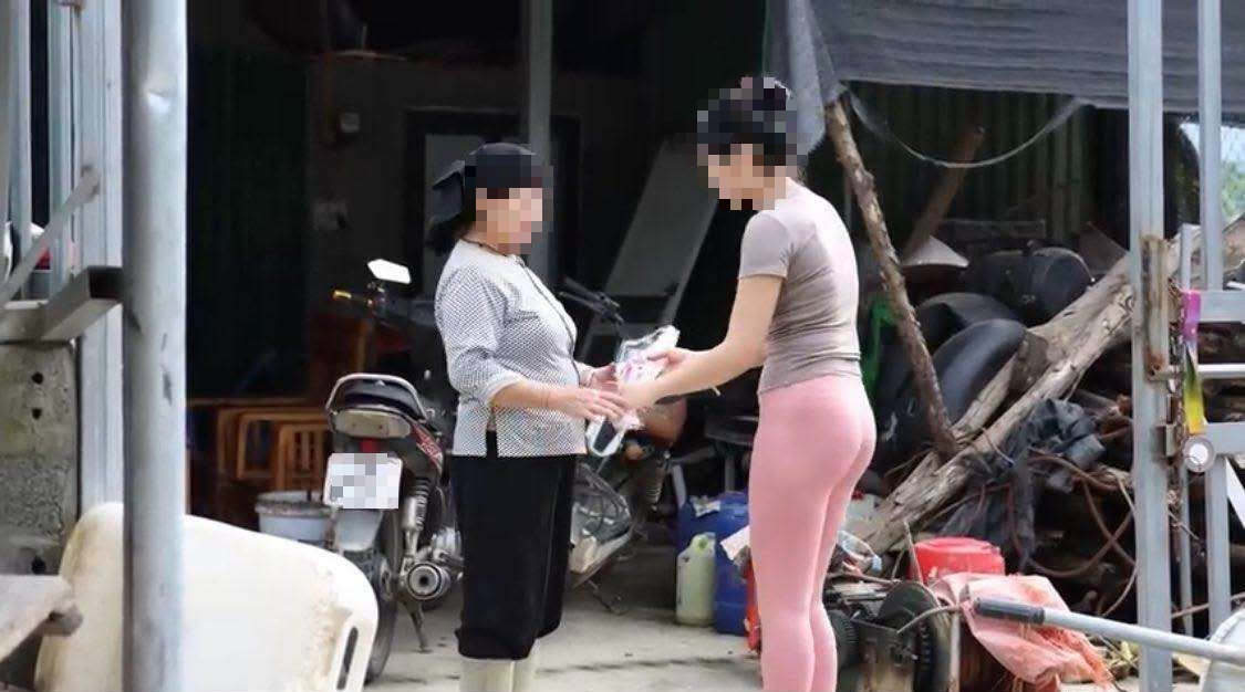 Diện đồ không phù hợp hoàn cảnh: Ranh giới mong manh giữa lòng tốt và sự phản cảm- Ảnh 4.