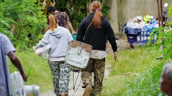 Bất cẩn khi hâm nóng đồ ăn, cụ ông làm cháy 3 ngôi nhà- Ảnh 2.